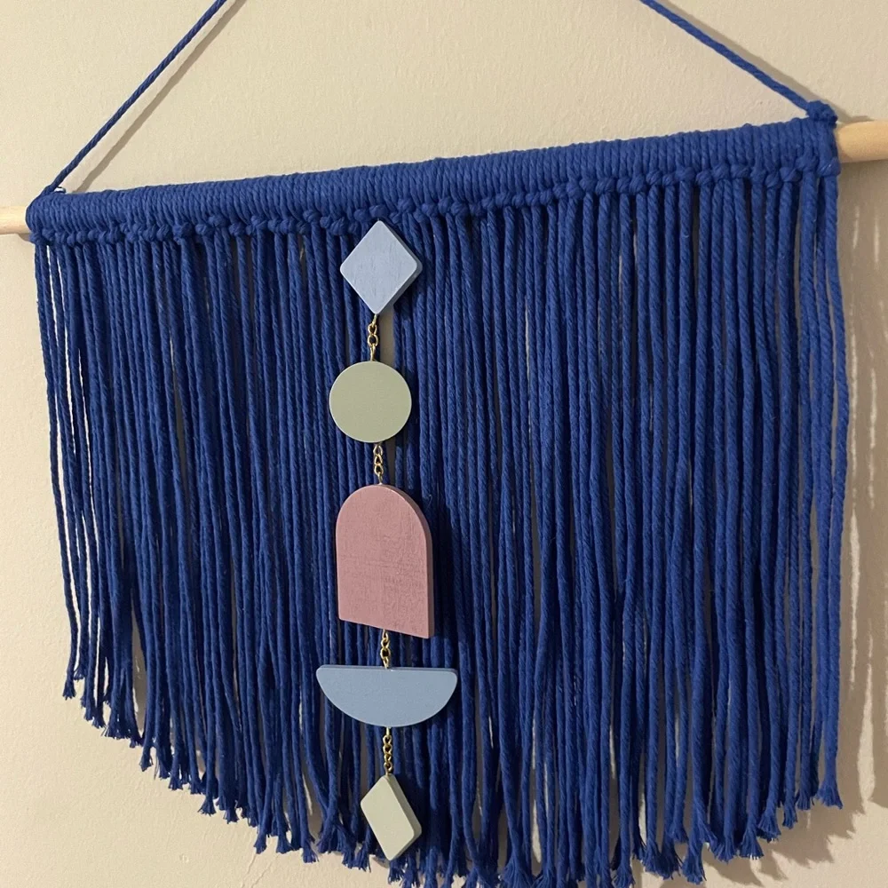Blue macrame wall hanger - Picture 2 of 5